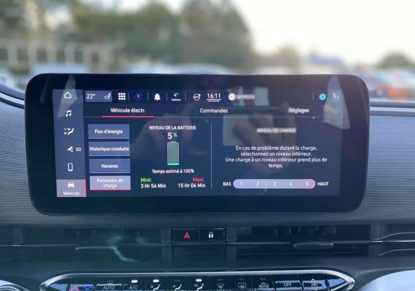 Écran tactile central affichant le niveau de batterie à 5% dans une Fiat 500 électrique noire, vue intérieure frontale.