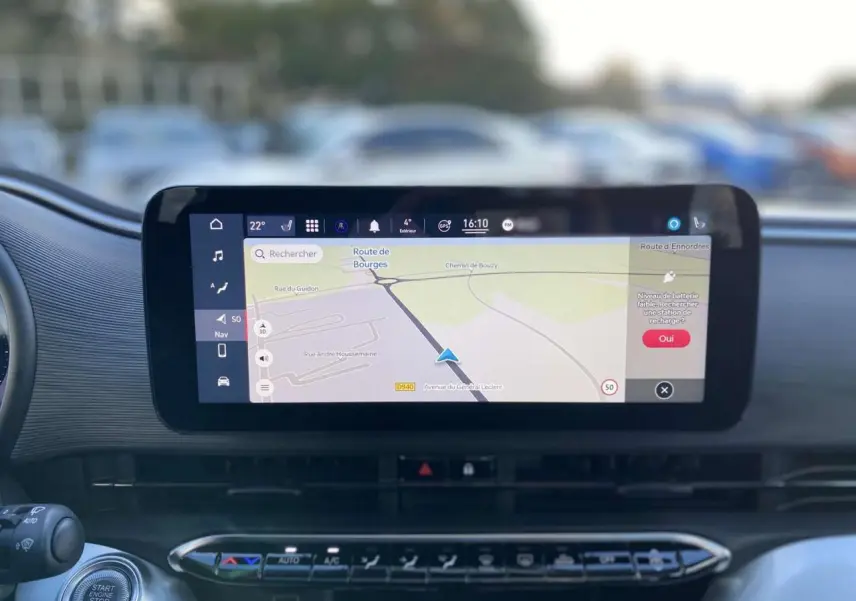 Écran tactile central avec navigation active dans l’habitacle d’une FIAT 500 électrique noire, vue de face.