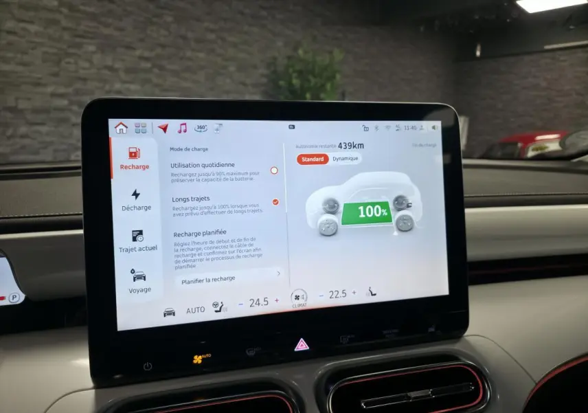 Écran tactile central affichant la recharge à 100% dans l'habitacle clair d'une Smart #1 blanche 2024 électrique