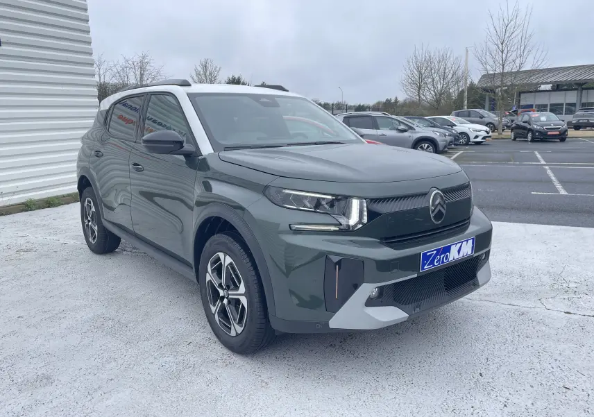 Citroën C3 Aircross hybride 2026 vert Montana avec toit blanc, vue 3/4 avant mettant en valeur ses phares LED et jantes biton.