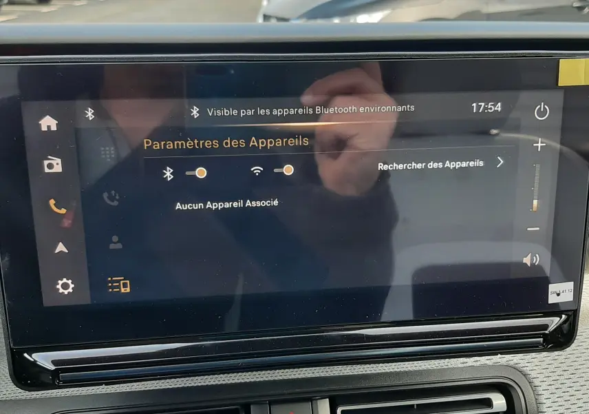 Écran tactile central du tableau de bord du Citroën C3 Aircross hybride 2026, avec commandes Bluetooth visibles.