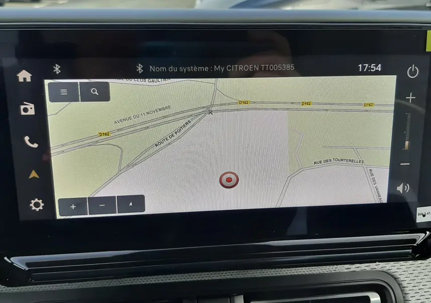 Vue intérieure du tableau de bord de la Citroën C3 Aircross hybride 2026, écran tactile affichant la navigation GPS.