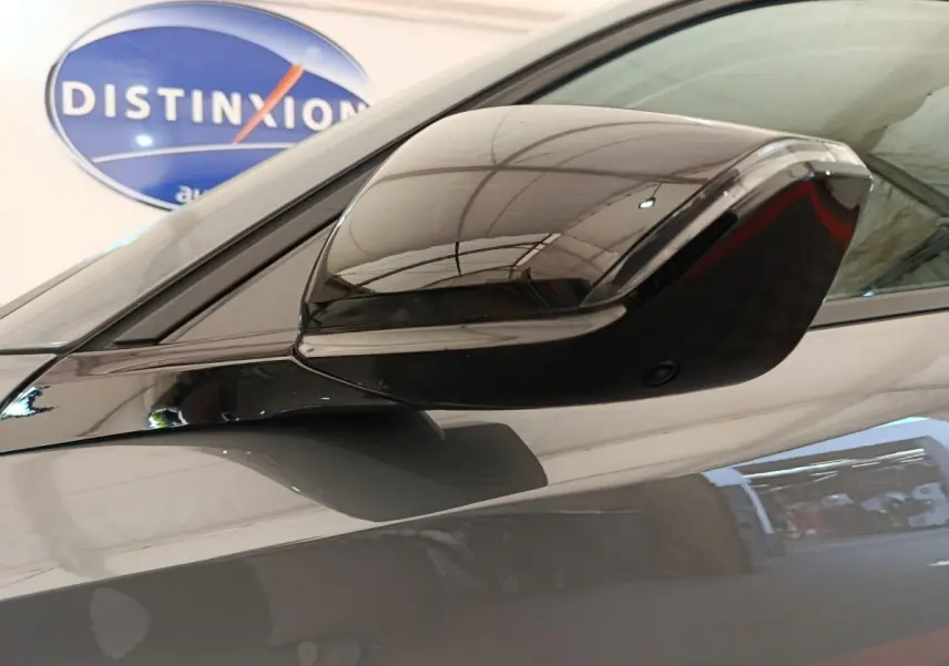 Rétroviseur droit gris foncé brillant de la Peugeot 308 BlueHDi 130 CH EAT8 Allure, vue rapprochée en extérieur.