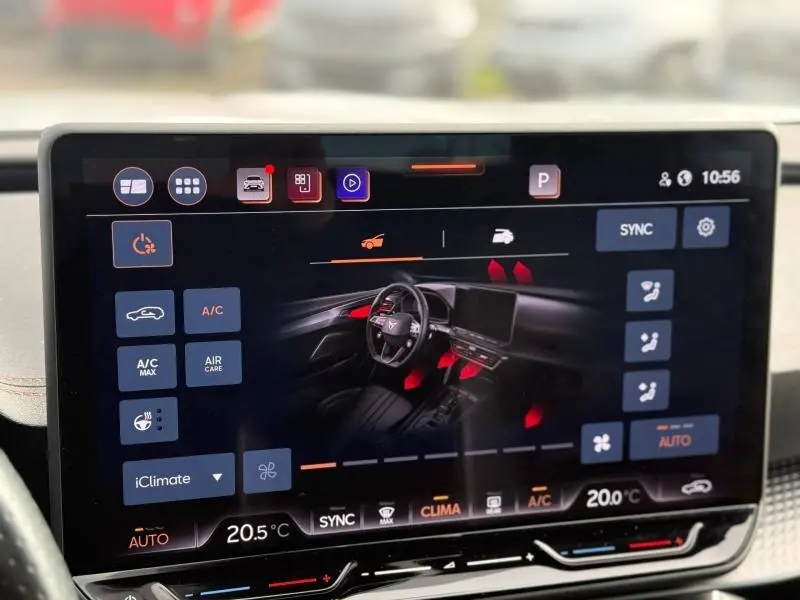 Écran tactile intérieur du CUPRA Formentor 2025 montrant la gestion de la climatisation et le tableau de bord numérique.