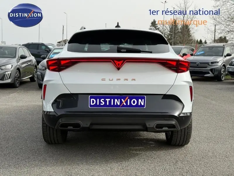 Vue arrière d'un Cupra Formentor blanc Nevada métallisé 2025 avec feux LED reliés et logo distinctif rouge.