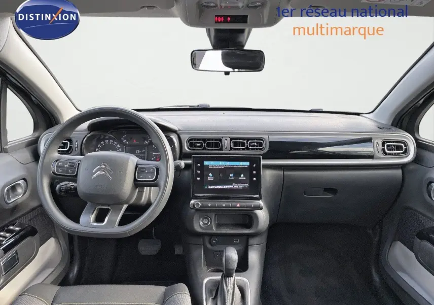 Intérieur de la Citroën C3 2023, vue frontale du tableau de bord avec écran tactile et volant multifonction.