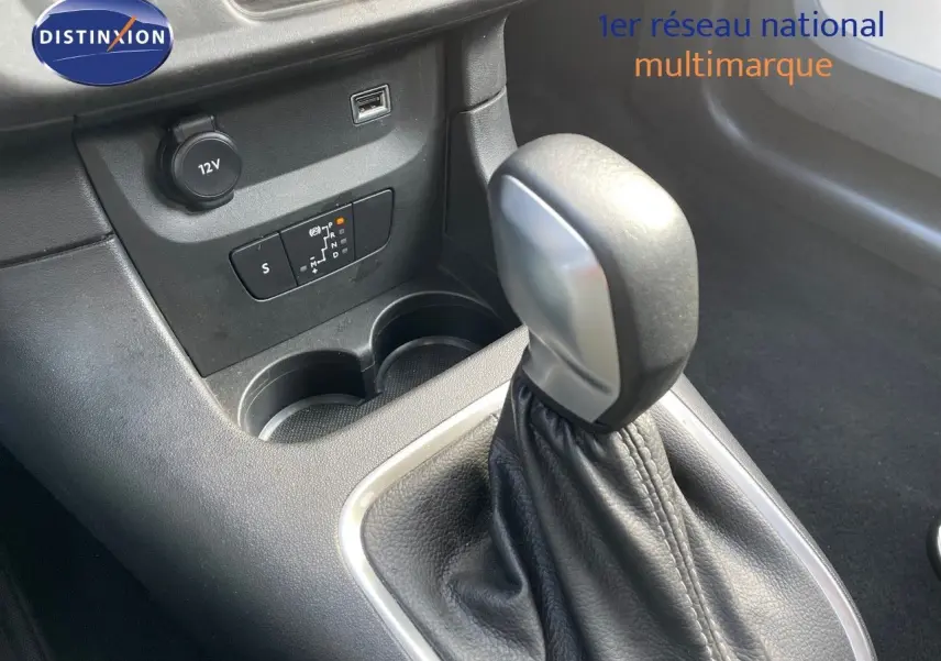 Le levier de vitesse automatique de la Citroën C3 gris platinium, vu en gros plan côté console centrale.
