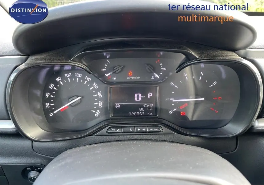 Vue rapprochée du tableau de bord et compteur digital d'une Citroën C3 gris platinium 2023 avec affichage au repos.