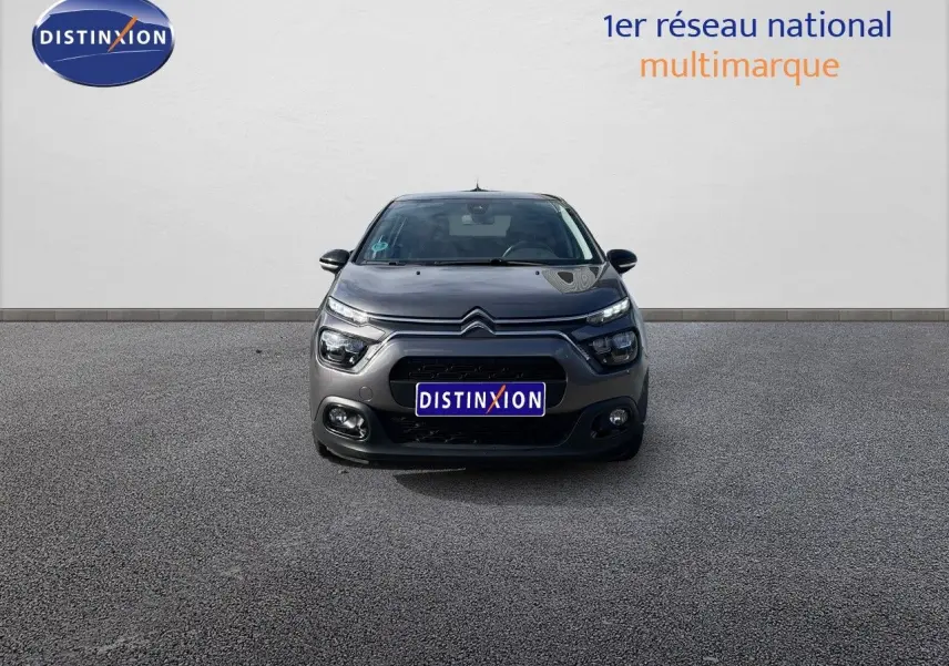 Citroën C3 gris platinium métal vue de face, mettant en valeur ses phares LED et sa calandre distinctive.