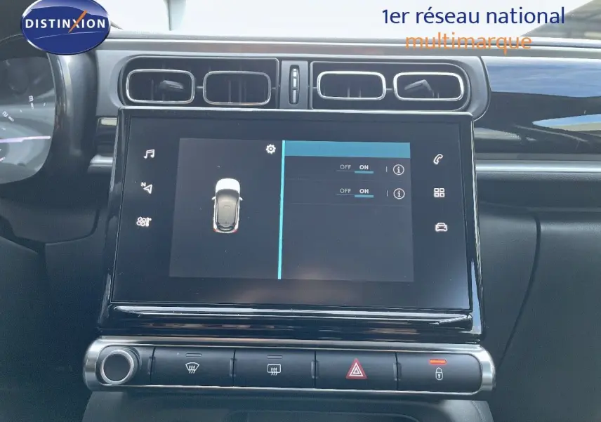 Tableau de bord de Citroën C3 2023 en gris platinium, vue rapprochée de l'écran tactile central et des commandes climatiques.