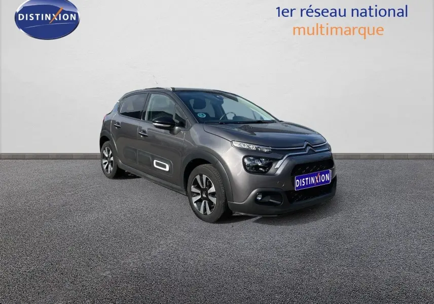 Citroën C3 gris platinium métal vue 3/4 avant droit avec signature lumineuse LED et jantes bi-ton.