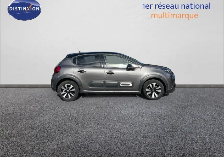 Profil côté droit d'une Citroën C3 2023 gris platinium avec protections latérales blanches distinctives.