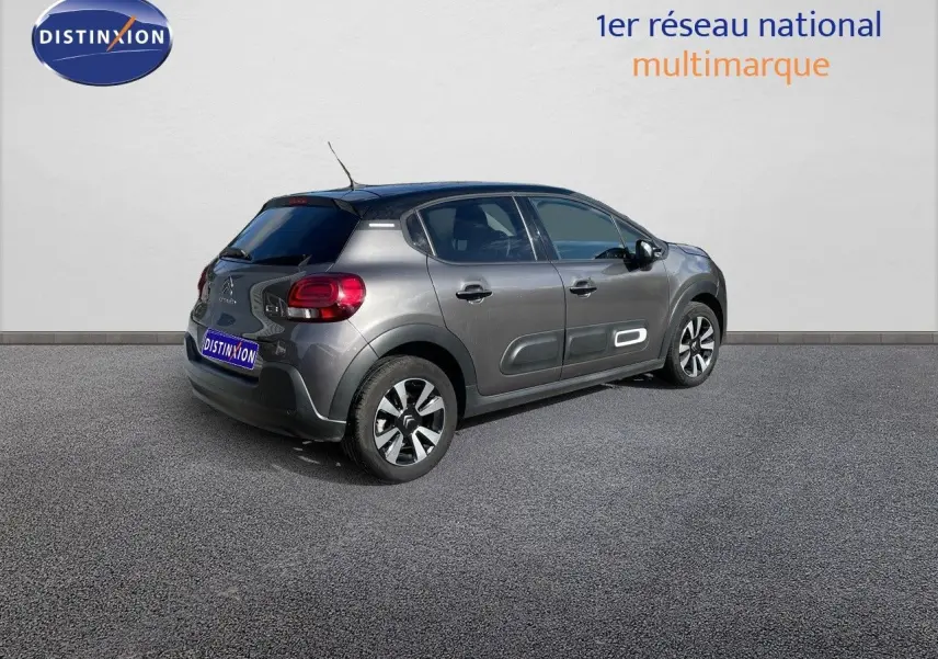 Citroën C3 gris platinium métal vue 3/4 arrière droit, soulignant ses protections latérales et jantes bi-ton.