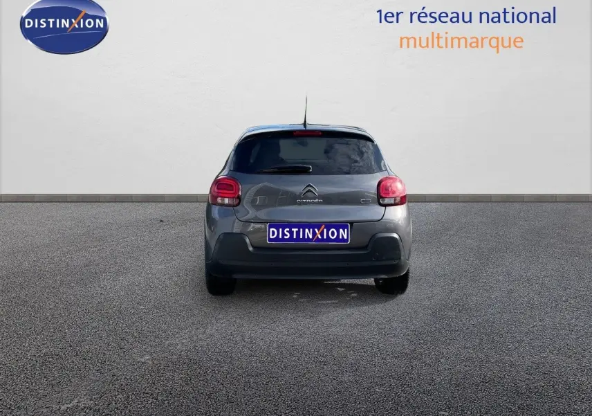 Vue arrière d'une Citroën C3 gris platinium métal de 2023, avec feux arrière arrondis et vitre teintée.
