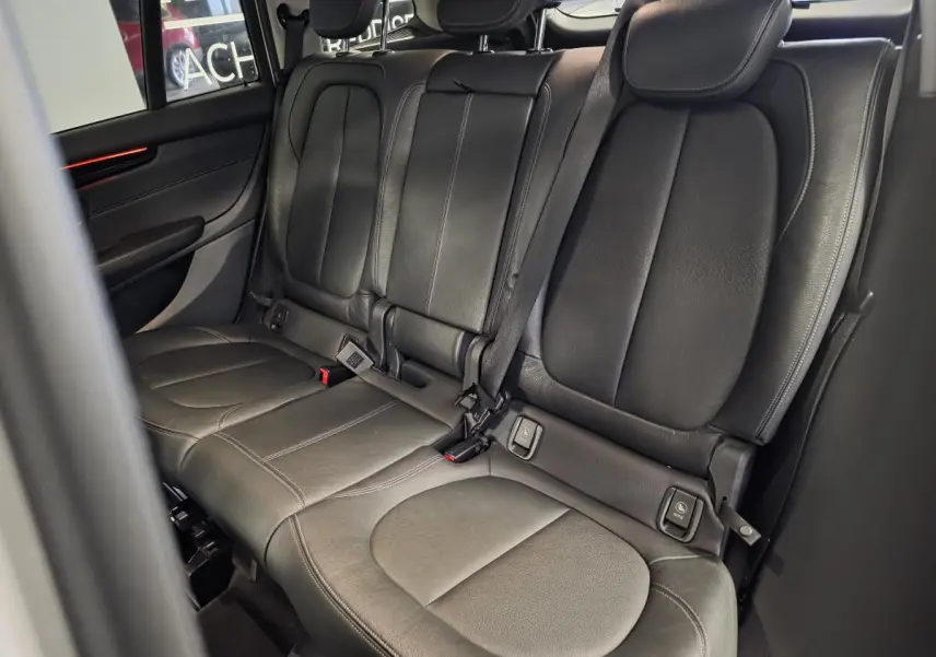 Banquette arrière en cuir noir de la BMW Série 2 Gran Tourer vue côté droit, avec ceintures et appuie-têtes.