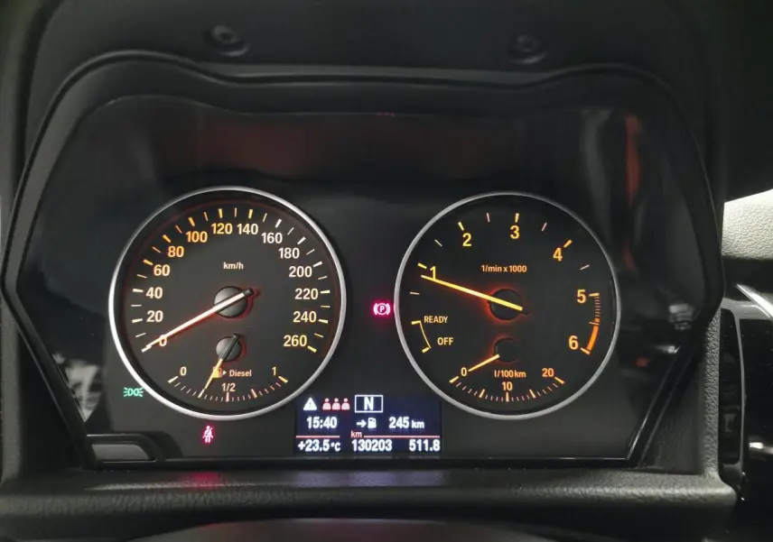 Tableau de bord éclairé de BMW Série 2 218d xDrive Gran Tourer avec compte-tours et vitesse en km/h.