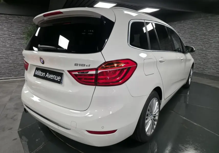 BMW Série 2 Gran Tourer blanc vue 3/4 arrière droit avec feux arrière LED et jantes alliage 17 pouces