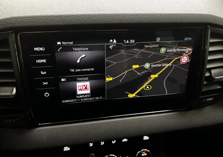 Écran tactile central du tableau de bord du Skoda Karoq 2025 affichant navigation et options multimédia.