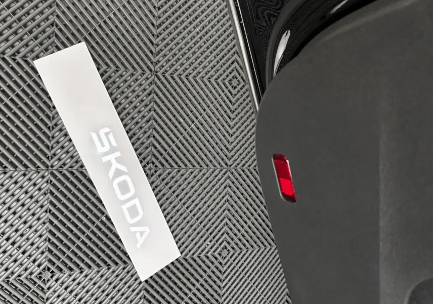 Vue rapprochée de la malle arrière noire du Skoda Karoq 2.0 TDI 150ch avec feu de position rouge visible.