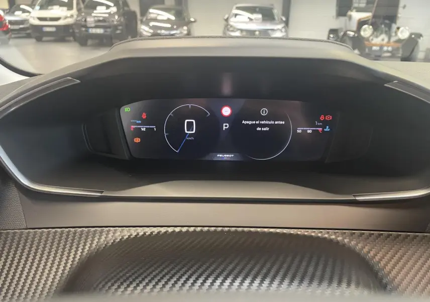 Tableau de bord numérique de la Peugeot 208 hybride 2025 avec affichage digital et décor carbone Slush.