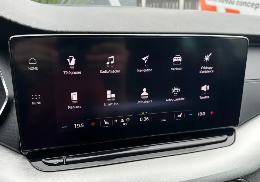 Écran tactile central affichant le menu multimédia et navigation dans l'habitacle d'une Skoda Octavia Combi 2024.