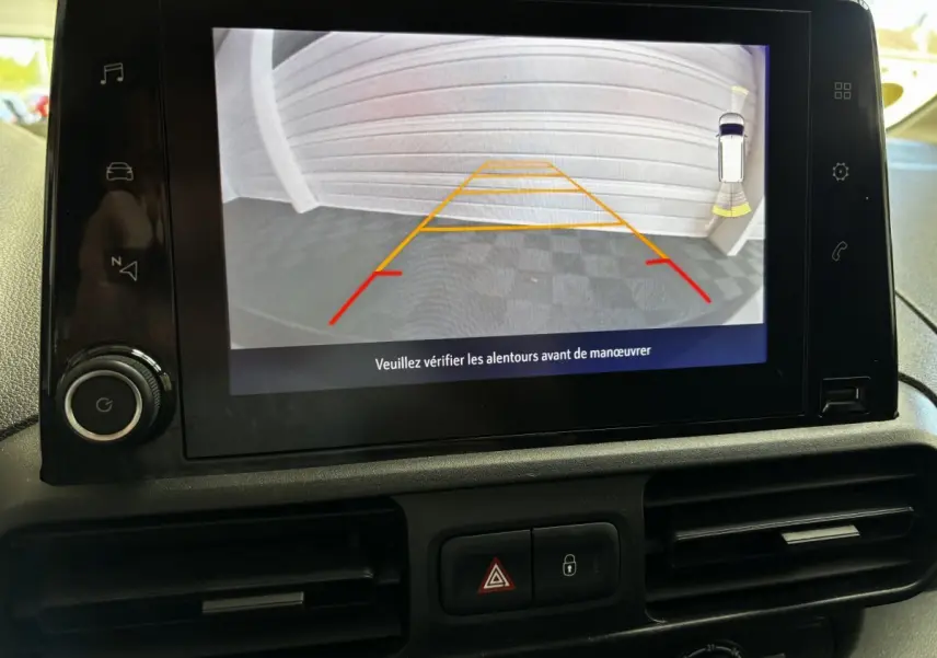 Écran de caméra de recul affichant les lignes de guidage dans l'habitacle d'un Opel Combo blanc 2021.