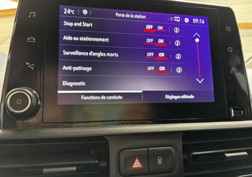 Écran tactile central de l’Opel Combo 2021 affichant les réglages d’aide à la conduite et sécurité.