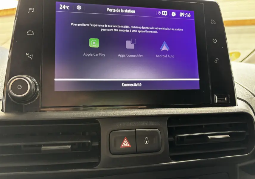Écran tactile central du tableau de bord de l’Opel Combo blanc, affichant les options Apple CarPlay et Android Auto.