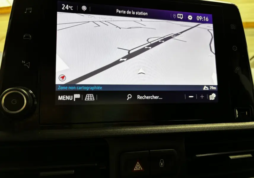 Écran tactile central de l’Opel Combo blanc 2021 affichant la navigation avec carte non cartographiée.