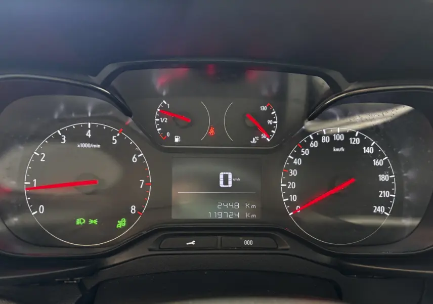 Tableau de bord de l'Opel Combo blanc 2021, affichage digital au centre avec compte-tours et vitesse analogiques.