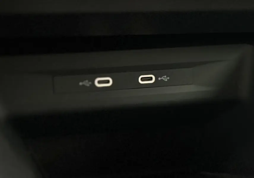 Gros plan sur deux ports USB-C dans la console centrale d'une SEAT LEON 1.5 e-TSI 150 DSG7 FR 2024 gris magnétique.