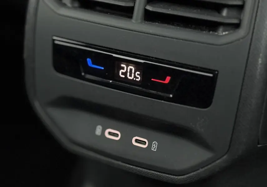 Détail de la commande de climatisation arrière avec affichage digital à 20,5°C et ports USB-C dans un SEAT Leon Gris Magnétique 2024.