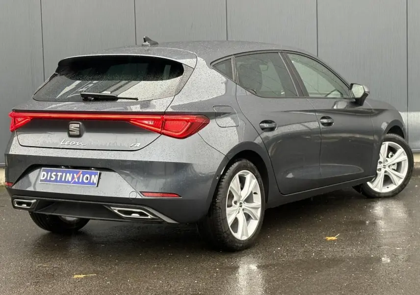 Vue 3/4 arrière droite d'une SEAT Leon 1.5 e-TSI 150 DSG7 FR gris magnétique avec feux arrière LED et jantes alliage 17 pouces.