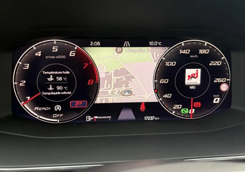 Tableau de bord numérique du SEAT Leon 2024 affichant la carte de navigation et les compteurs en vue frontale.