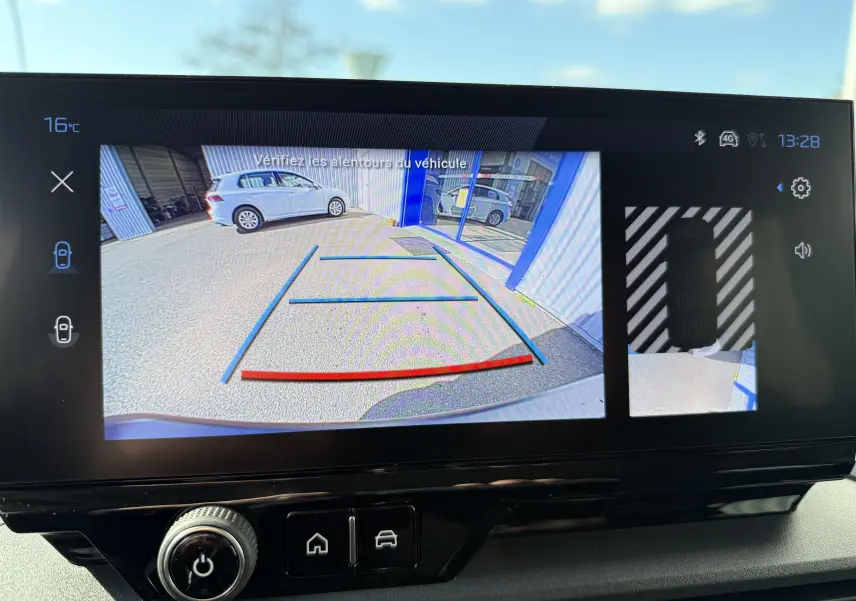 Vue intérieure avant du Peugeot Rifter gris acier 2026, mettant en valeur le tableau de bord moderne avec écran tactile central.