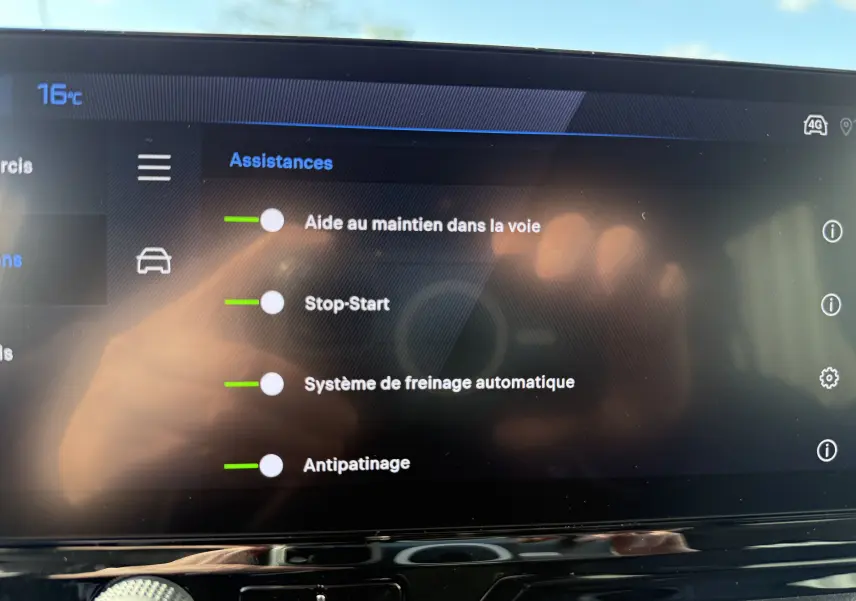 Écran tactile intérieur du Peugeot Rifter Allure 2026 affichant une carte satellite avec navigation GPS.