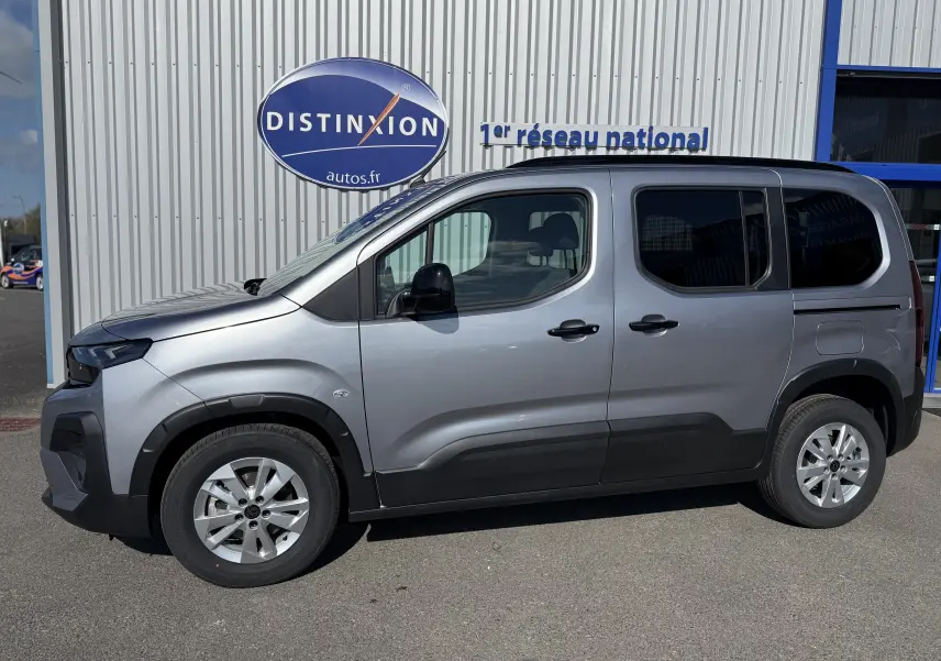 Vue de profil côté gauche d'un Peugeot Rifter Allure gris acier, avec jantes alliage et protections noires sur les bas de caisse.