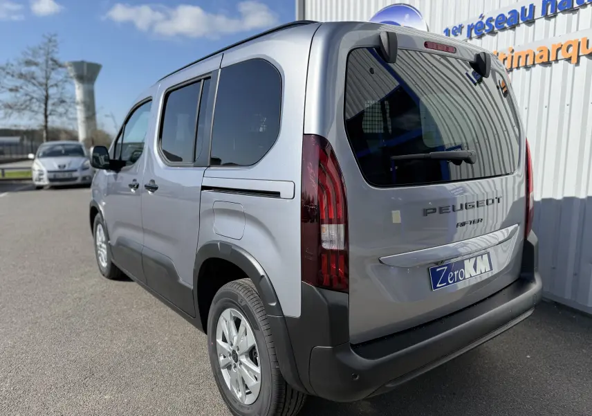 Affichage numérique du tableau de bord du Peugeot Rifter gris acier, indiquant 0 km/h et message d'arrêt du véhicule.