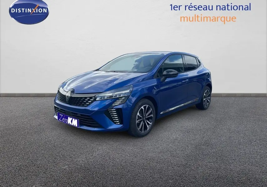 Renault Clio TCe 90ch Techno bleu Iron Metal vue 3/4 avant droit sur fond neutre avec jantes bi-ton.