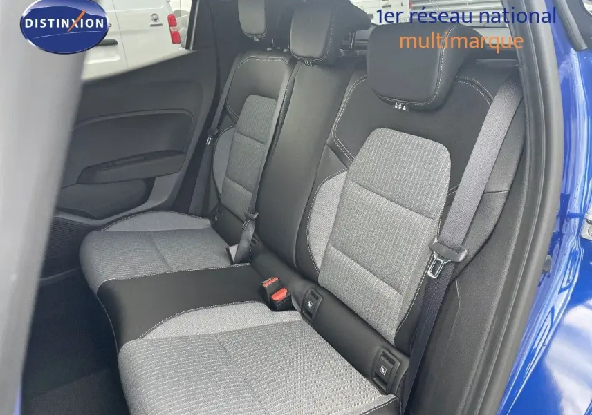 Vue intérieure sur les sièges arrière gris et noirs de la Renault Clio TCe 90ch Techno bleu Iron Metal, porte arrière ouverte.