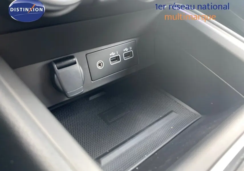 Gros plan sur la console centrale intérieure de la Renault Clio TCE 90CH TECHNO 2025, montrant les ports USB et prise auxiliaire.