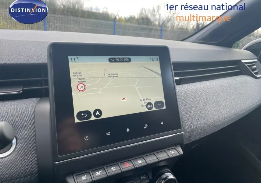 Écran tactile central affichant la navigation dans l'habitacle moderne d'une Renault Clio bleu iron metal.