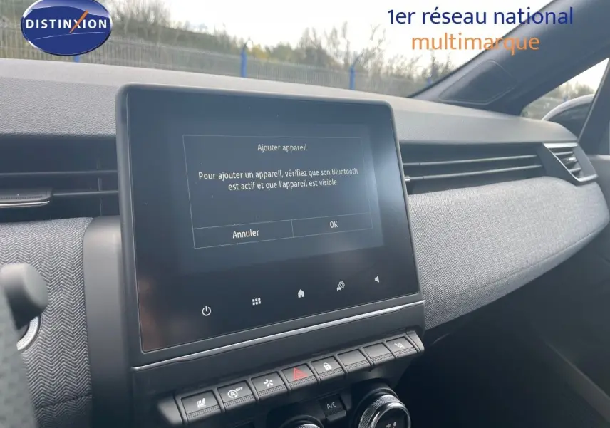 Tableau de bord de Renault Clio 2025 avec écran tactile affichant la connexion Bluetooth, ambiance intérieure moderne.
