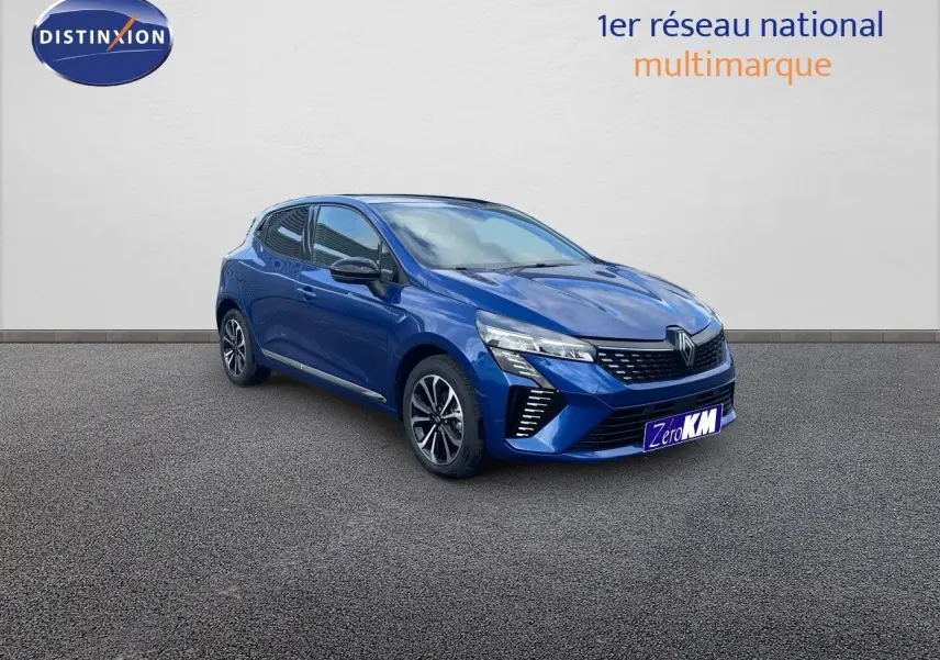 Renault Clio TCe 90ch Techno bleu Iron Metal vue 3/4 avant droit, avec calandre moderne et jantes bi-ton.
