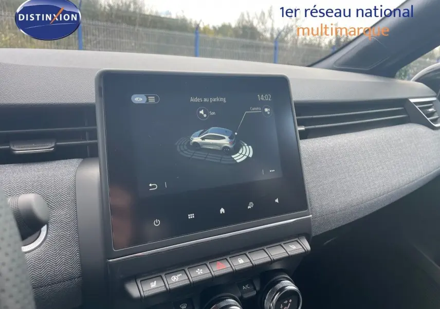 Intérieur de Renault Clio TCe 90ch Techno 2025, vue du tableau de bord avec écran tactile et commandes de climatisation.