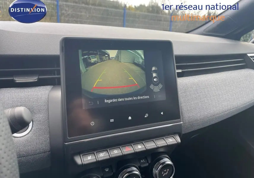 Vue intérieure du tableau de bord de la Renault Clio TCe 90ch Techno 2025 avec écran de caméra de recul allumé.