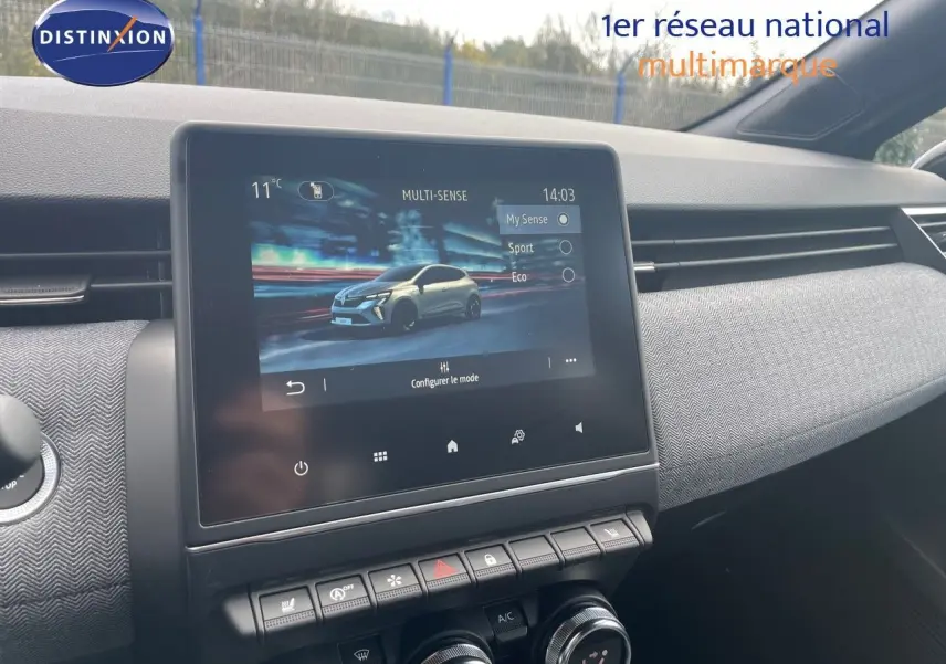 Tableau de bord de Renault Clio 2025 avec écran tactile affichant modes de conduite, ambiance intérieure grise moderne.