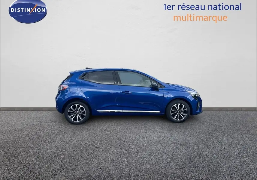 Profil côté gauche d'une Renault Clio TCe 90ch Techno bleu Iron Metal, compacte et moderne sur fond neutre.