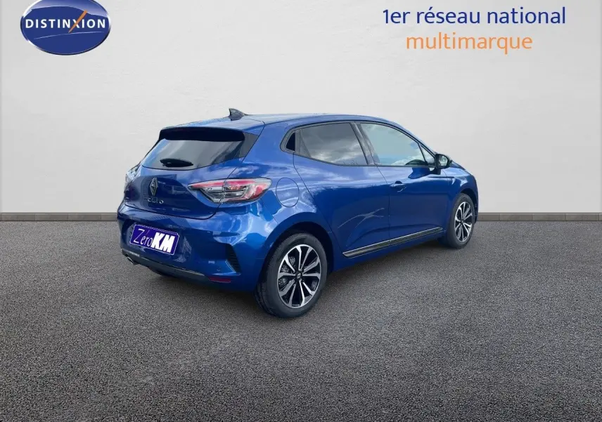 Vue 3/4 arrière droite d'une Renault Clio TCE 90CH TECHNO bleu iron metal avec jantes biton et vitres teintées.