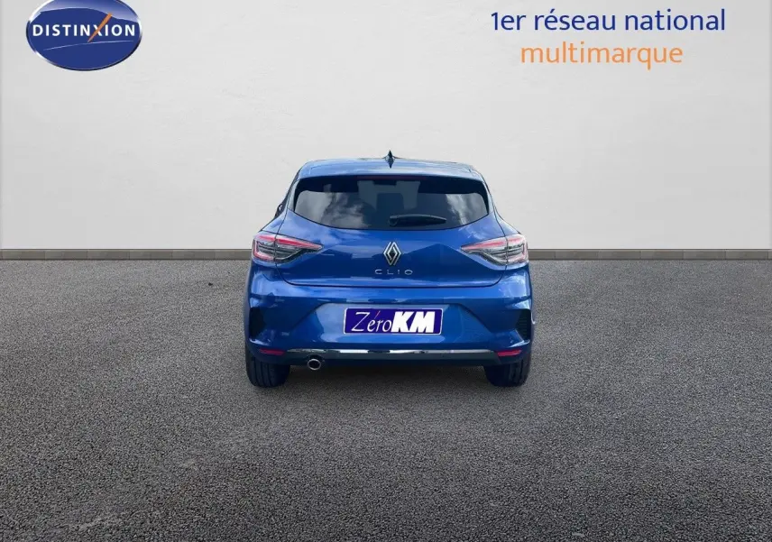 Vue arrière d'une Renault Clio TCE 90CH TECHNO bleu Iron Metal avec feux LED et plaque Zero KM visible.
